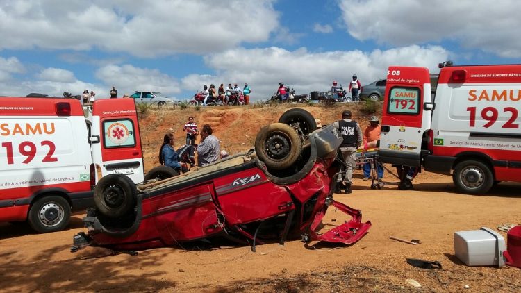 Motorista perde o controle do veículo e capota por várias vezes em