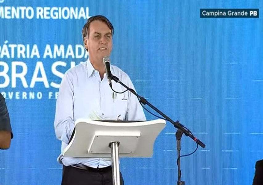 VÍDEO Bolsonaro é recebido festa em Campina Grande e compartilha