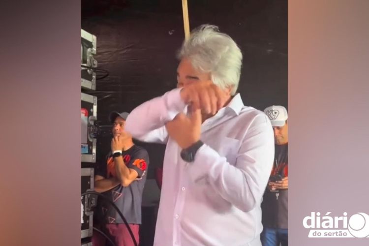 VÍDEO Santanna O Cantador se emociona ao ver o amigo Flávio José ser