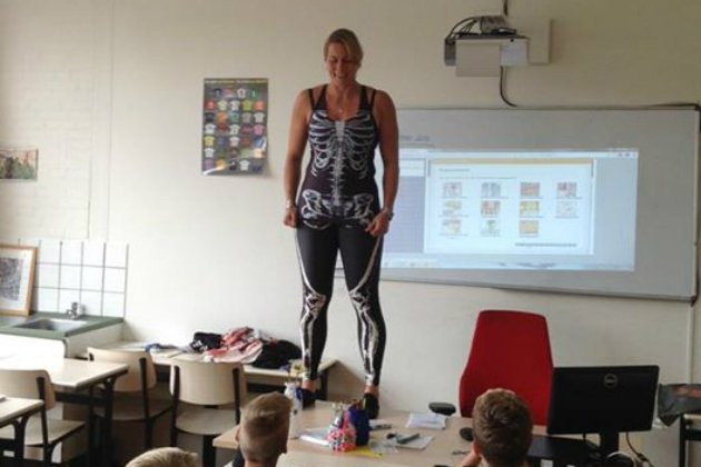 Holandesa também usou roupas para ensinar sobre os ossos do nosso corpo. (Facebook)