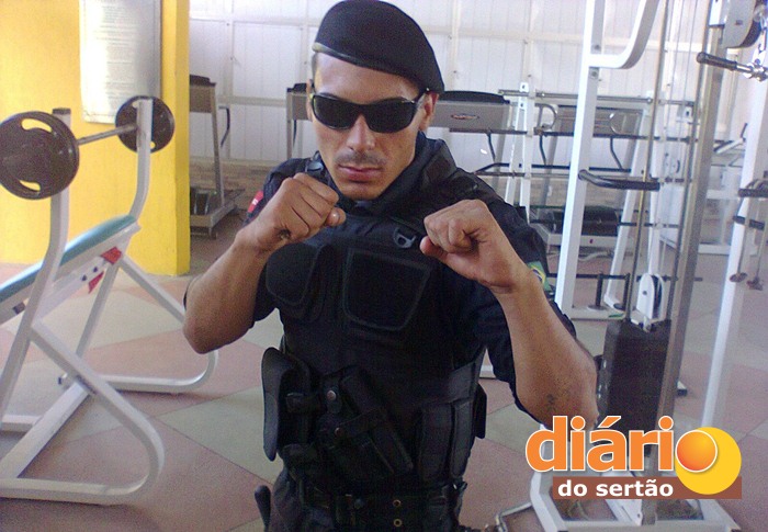 Marcelo trabalha de vigilante em Sousa (foto: reprodução/Facebook)