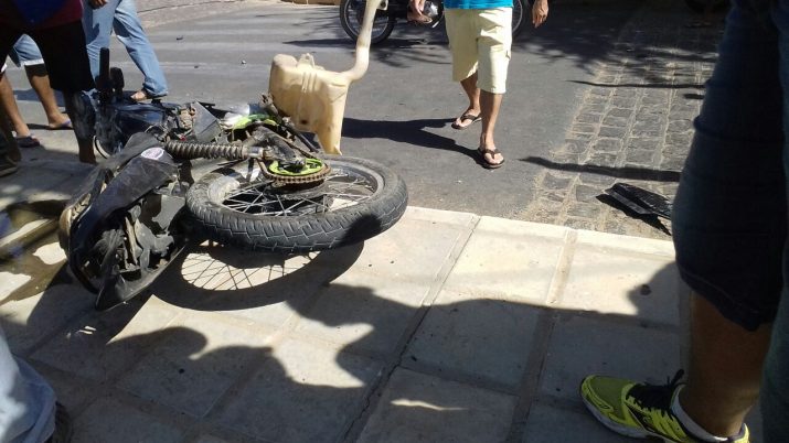 Motocicleta destruída em acidente (Foto: Reprodução / Ismar Santana)