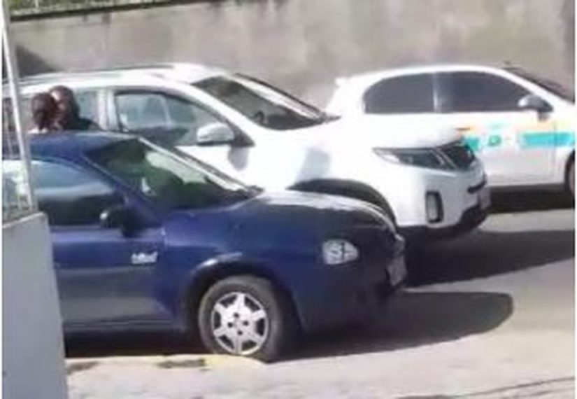 Mulher é agredida por motorista com carro estacionado em vaga de