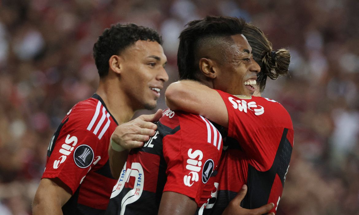 Flamengo vence Bragantino e entra na briga pelo título do